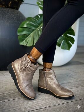 Clarks Sharon Salon Pewter Metallic Wedge Bow Boots 6.5